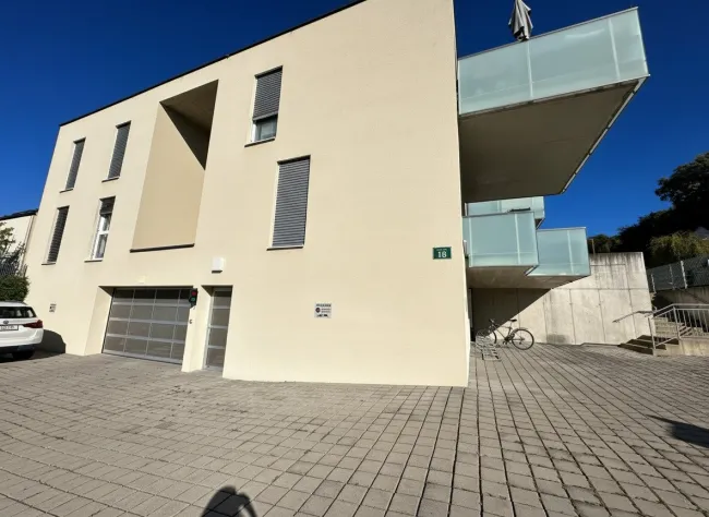 Vorderansicht - Gebäude - Tiefgarage
