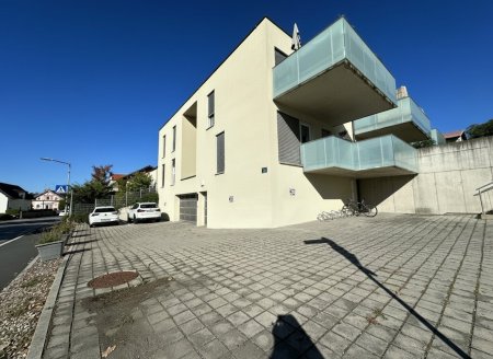Vorderansicht Gebäude - Tiefgarage