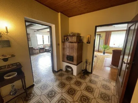 Freistehender Bungalow mit viel Tageslicht und überschaubarem, pflegeleichten Garten. - Bild