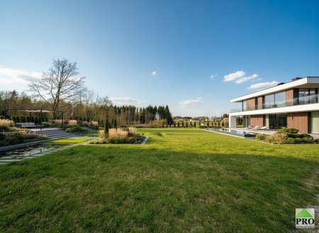 Verwirklichen Sie Ihren Villentraum auf einem 12.666m2 großen Grundstück (davon 3.400m2 zukünftiges Bauland) in guter sonniger und ruhigen Lage in der Burgstadt Heidenreichstein (Waldviertel)