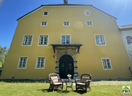 Romantisches Schloss in Oberösterreich nahe der BRD Grenze und Salzburg zu verkaufen, auch für Pferdehaltung geeignet!