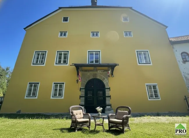 Romantisches Schloss in Oberösterreich nahe der BRD Grenze und Salzburg zu verkaufen, auch für Pferdehaltung geeignet! - Titelbild