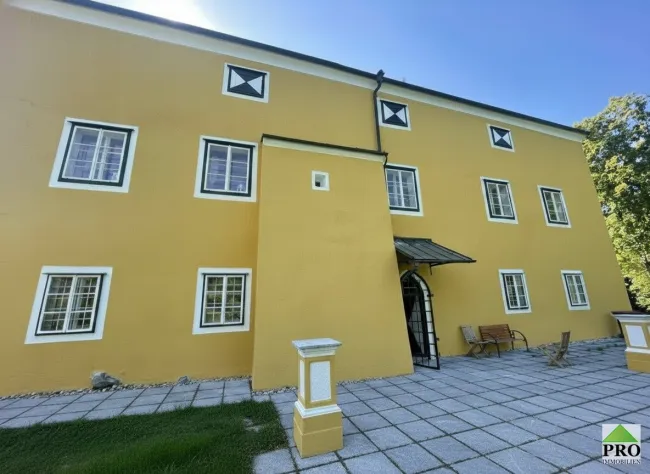 Romantisches Schloss in Oberösterreich nahe der BRD Grenze und Salzburg zu verkaufen, auch für Pferdehaltung geeignet! - Bild