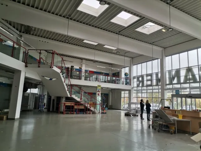 Modernes Gewerbezentrum mit 2618m² Fläche und 122 Stellplätzen in zentraler Lage zu vermieten - nur 6,00€/m²! Teilbar! - Titelbild