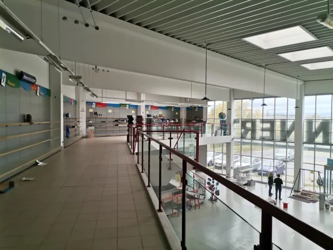 Modernes Gewerbezentrum mit 2618m² Fläche und 122 Stellplätzen in zentraler Lage zu vermieten - nur 6,00€/m²! Teilbar! - Bild