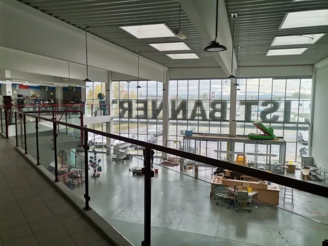 Modernes Gewerbezentrum mit 2618m² Fläche und 122 Stellplätzen in zentraler Lage zu vermieten - nur 6,00€/m²! Teilbar! - Bild