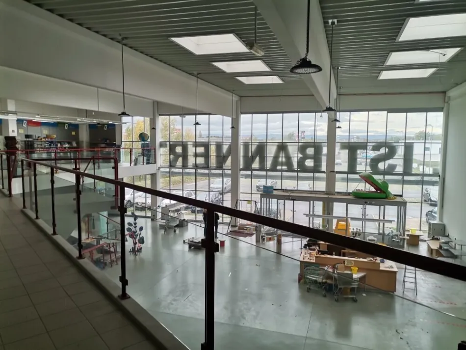 Modernes Gewerbezentrum mit 2618m² Fläche und 122 Stellplätzen in zentraler Lage zu vermieten - nur 6,00€/m²! Teilbar! - Bild