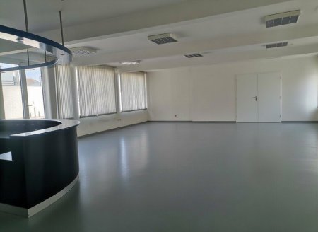 Vollsanierte Gewerbefläche 682m², für Produktion Stellplätze, LKW Einfahrt perfekt für Ihr Business!