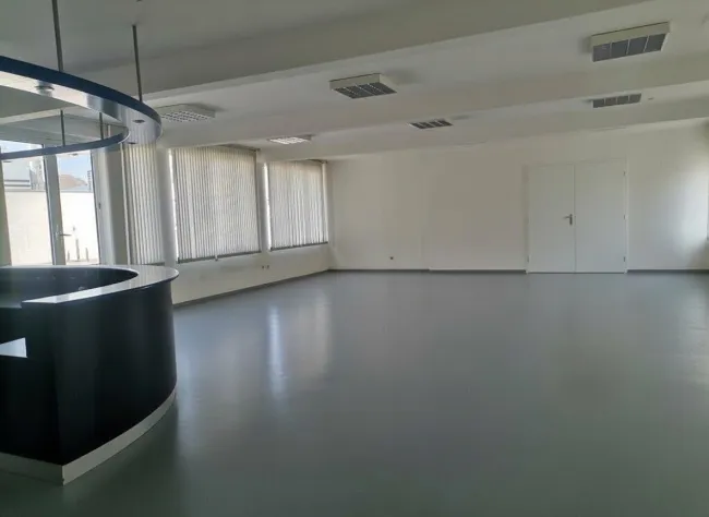 Vollsanierte Gewerbefläche 682m², für Produktion Stellplätze, LKW Einfahrt perfekt für Ihr Business! - Bild