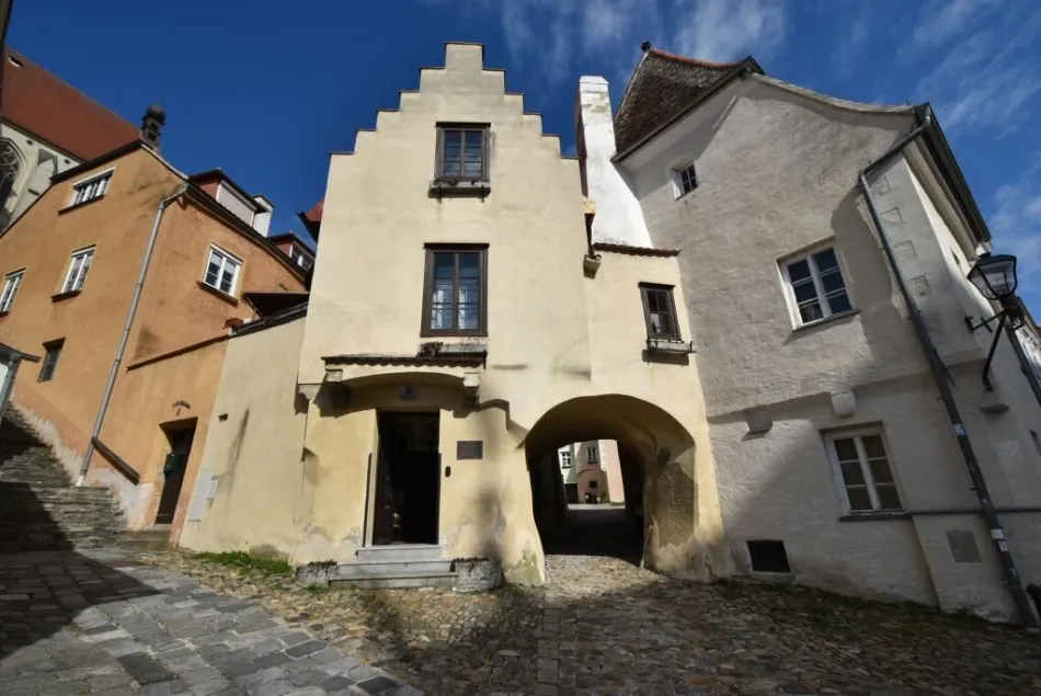Spätgotischer Bau 15 Jhd im Zentrum Krems, 169m² mit Balkon, Terrasse und 1000 Jahre altem Weinkeller - Titelbild