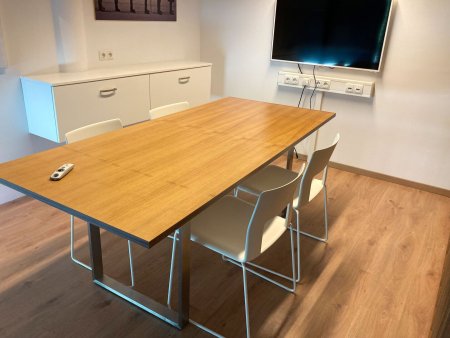 Voll möbliertes Büro im Raumschiff Schwaz