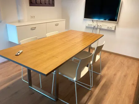 Voll möbliertes Büro im Raumschiff Schwaz