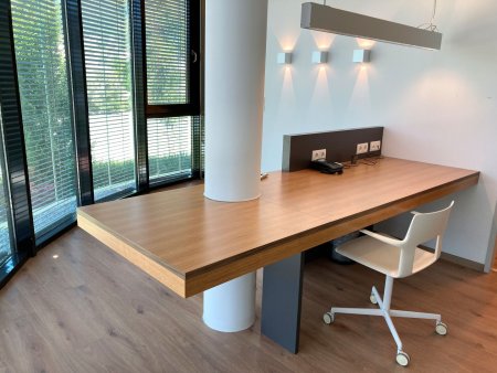 Voll möbliertes Büro im Raumschiff Schwaz