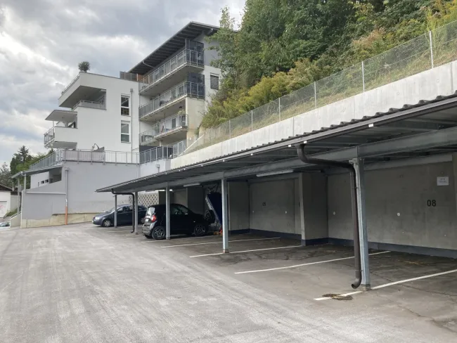 Garagenparkplatz in Vomp - nur drei überdachte Parkplätze verfügbar mit E-Option - Titelbild