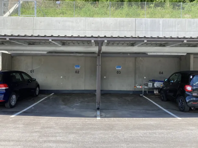 Garagenparkplatz in Vomp - nur drei überdachte Parkplätze verfügbar mit E-Option - Bild