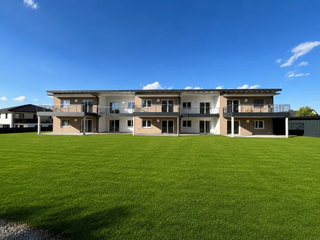 Barrierefreie Neubau Gartenwohnung im Erstbezug. Top 04 / 2 - Zimmer / Loggia / 104 m² Eigengarten / Carport und KFZ-Abstellplatz - Bild