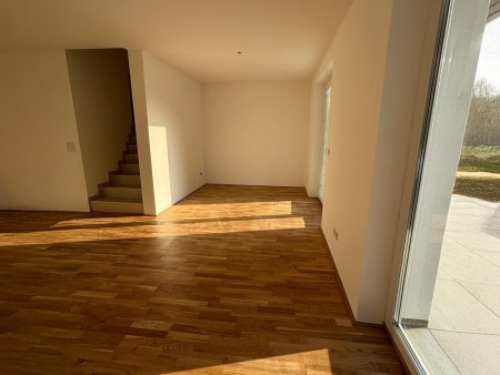 Jetzt mieten / Kaufoption! Traumhafte Neubau Doppelhaushälften 128 m² Wfl. mit Büro / Galerie, Dachterrasse, Eigengarten & Garage in Attnang-P.