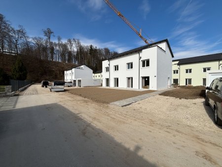 Jetzt mieten / Kaufoption! Traumhafte Neubau Doppelhaushälften 128 m² Wfl. mit Büro / Galerie, Dachterrasse, Eigengarten & Garage in Attnang-P.