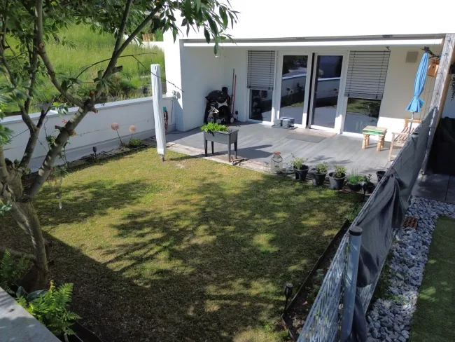 Attersee-Feeling pur trifft Wohnkomfort! Exklusive Maisonette-Wohnung mit Eigengarten und Tiefgaragenstellplatz in begehrter Lage von Seewalchen Zentrum - Bild