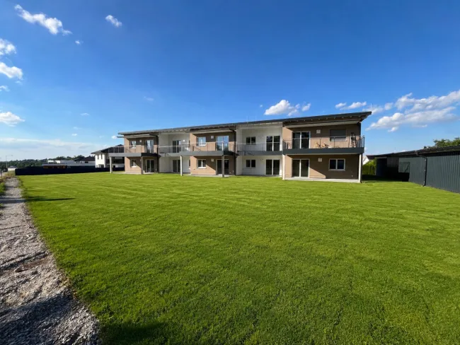 Moderne 2-Zimmer Wohnung, Erstbezug mit Loggia, Carport und KFZ-Stellplatz in attraktiver Lage in Ried im Innkreis - Bild