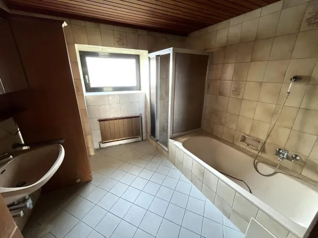 Bad mit Dusche und Badewanne