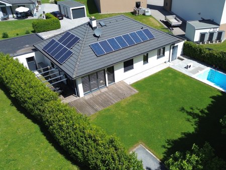 Traumhaftes Wohnen in Seenähe! Exklusiver Hartl-Haus Bungalow mit Pool, sonnigem Garten, Einzelgarage, Doppelcarport & PV-Anlage in Seewalchen am Attersee