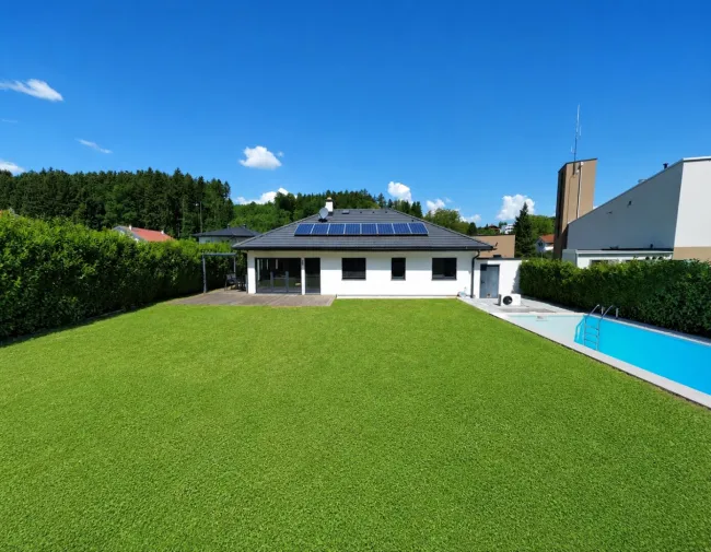 Traumhaftes Wohnen in Seenähe! Exklusiver Hartl-Haus Bungalow mit Pool, sonnigem Garten, Einzelgarage, Doppelcarport & PV-Anlage in Seewalchen am Attersee - Titelbild