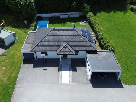 Traumhaftes Wohnen in Seenähe! Exklusiver Hartl-Haus Bungalow mit Pool, sonnigem Garten, Einzelgarage, Doppelcarport & PV-Anlage in Seewalchen am Attersee