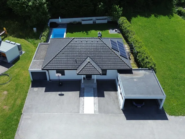 Traumhaftes Wohnen in Seenähe! Exklusiver Hartl-Haus Bungalow mit Pool, sonnigem Garten, Einzelgarage, Doppelcarport & PV-Anlage in Seewalchen am Attersee - Bild