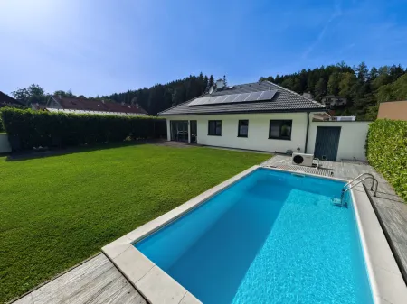 Traumhaftes Wohnen in Seenähe! Exklusiver Hartl-Haus Bungalow mit Pool, sonnigem Garten, Einzelgarage, Doppelcarport & PV-Anlage in Seewalchen am Attersee