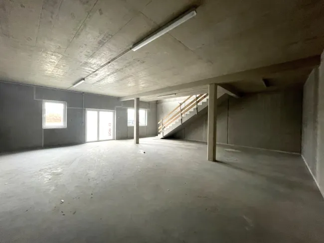Sofortbezug an der A1 ca. 176 m² Büro-/ Ordinations-/ Lagerfläche auf zwei Ebenen im Gewerbepark Ansfelden zu vermieten (Top 13) - Bild