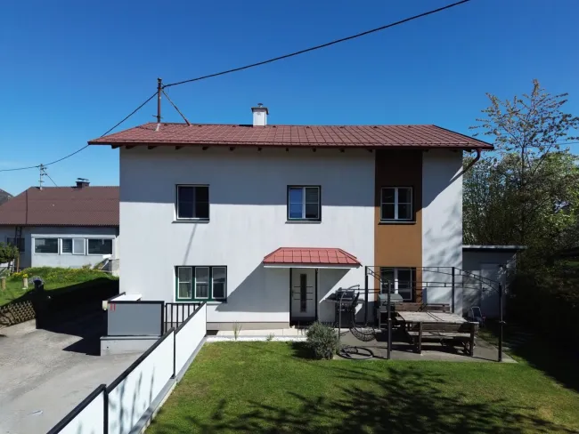 Großzügiges Mehrfamilienhaus mit Traum-Pool, Dachterrasse, Kachelofen, Balkon & Terrasse vielseitig nutzbar Lindacher Straße / Roitham - Bild