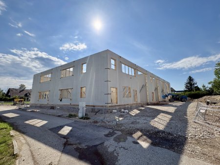 KAUF / MIETE: Betriebs-/Produktions- oder Lagerhallen mit Flächen von 63 - 120 m² zu verkaufen / vermieten in Vöcklabruck / Nähe Varena (Top 5)