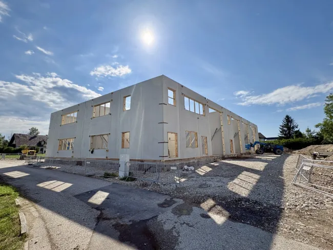 KAUF / MIETE: Betriebs-/Produktions- oder Lagerhallen mit Flächen von 63 - 120 m² zu verkaufen / vermieten in Vöcklabruck / Nähe Varena (Top 1) - Titelbild