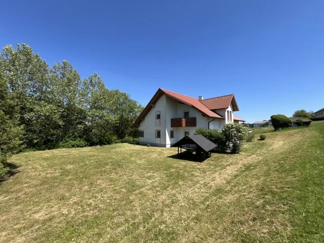 Traumhaftes Einfamilienhaus mit separater Einliegerwohnung, Doppelgarage und 1.480 m² XL-Grundstück in sonniger Ruhelage in Haibach ob der Donau / Bezirk Eferding - Bild