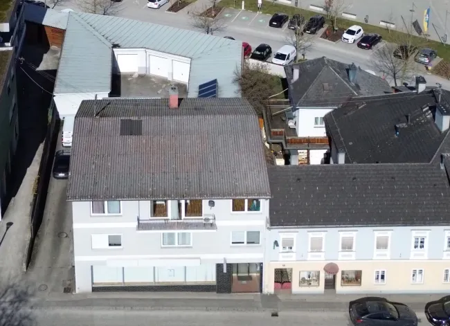 Attraktives Geschäftslokal mit Lagerhallen und 3 Einzelgaragen in bester Zentrumslage in Schwanenstadt - Titelbild