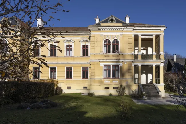 Historische Villa auf großzügigem Parkgrundstück mit Ausbau- und Erweiterungspotenzial in Bestlage der Hinterbrühl - Titelbild