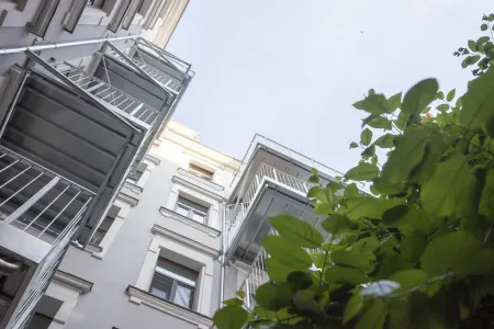 Hell. Großzügig. Charmant – Frisch sanierte 3-Zimmer-Wohnung mit Balkon