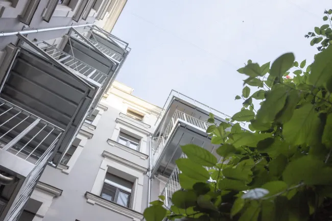 Hell. Großzügig. Charmant – Frisch sanierte 3-Zimmer-Wohnung mit Balkon - Titelbild
