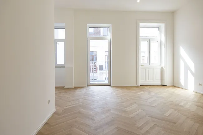Hell. Großzügig. Charmant – Frisch sanierte 3-Zimmer-Wohnung mit Balkon - Bild