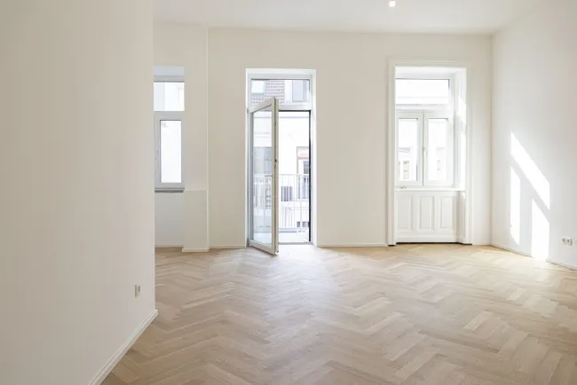 Hell. Großzügig. Charmant – Frisch sanierte 3-Zimmer-Wohnung mit Balkon - Bild