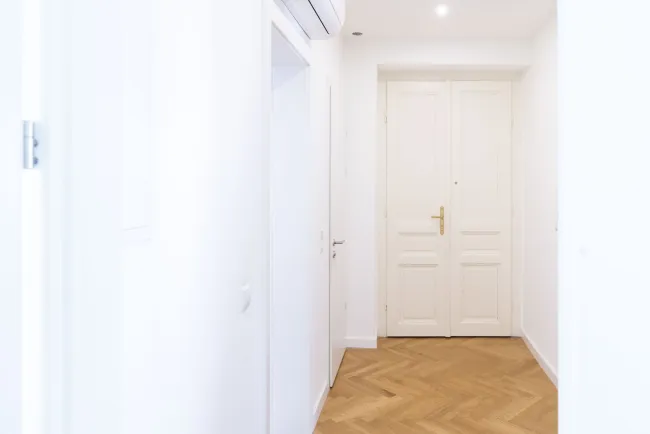 Wohnen mit Stil – Generalsanierter Altbau mit SW-Balkon & perfekter Infrastruktur - Bild