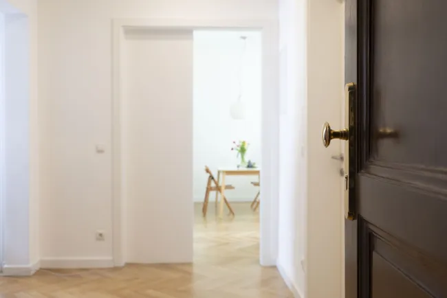 Wohnen mit Stil – Generalsanierter Altbau mit SW-Balkon & perfekter Infrastruktur - Bild