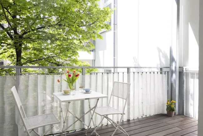 Wohnen mit Stil – Generalsanierter Altbau mit SW-Balkon & perfekter Infrastruktur - Titelbild