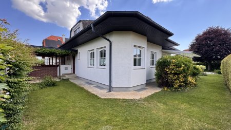 Einfamilienhaus mit Garage, Carport, Pool und Sauna in Bad Fischau-Brunn