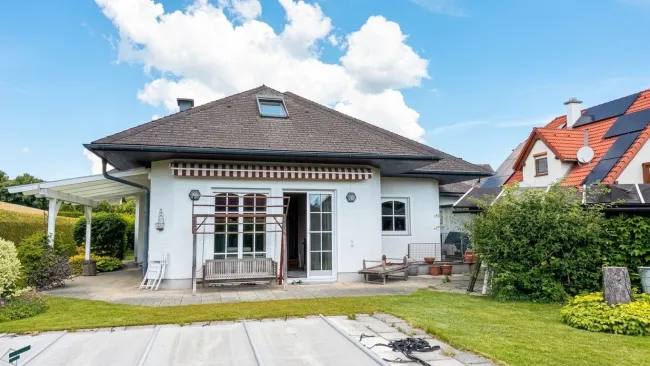 Einfamilienhaus mit Garage, Carport, Pool und Sauna in Bad Fischau-Brunn - Titelbild