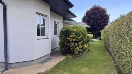 Einfamilienhaus mit Garage, Carport, Pool und Sauna in Bad Fischau-Brunn