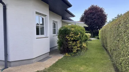 Einfamilienhaus mit Garage, Carport, Pool und Sauna in Bad Fischau-Brunn
