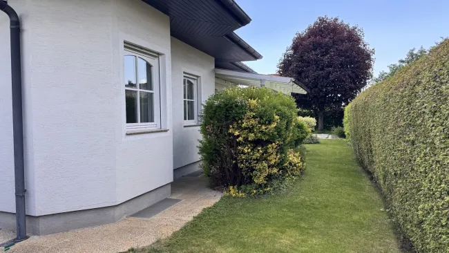 Einfamilienhaus mit Garage, Carport, Pool und Sauna in Bad Fischau-Brunn - Bild