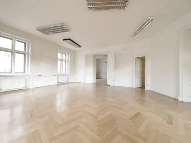 Exklusive Büro- oder Ordinationsfläche im klassischen Altbaustil in der Klagenfurter Fußgängerzone zu mieten! - Bild